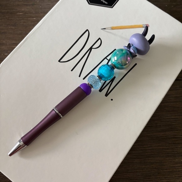 Disney Doorables: Mulan: Cri-Kee handmade beaded pen - Picture 3 of 3